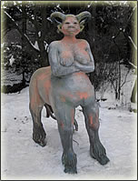 Silikat Kreiden auf Beton, Centaurin, Betonskulptur von Kamala Seelbach